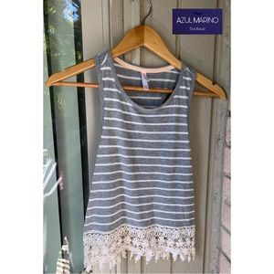 Xhilaration — Striped sleveeless tank top • Camisa rayada sin mangas •